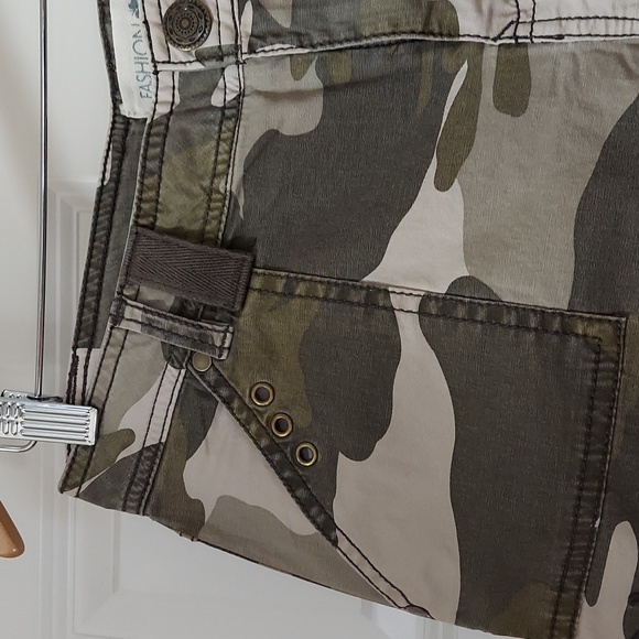 Fashion Bug size 6 camo pants cropped - Picture 5 of 9